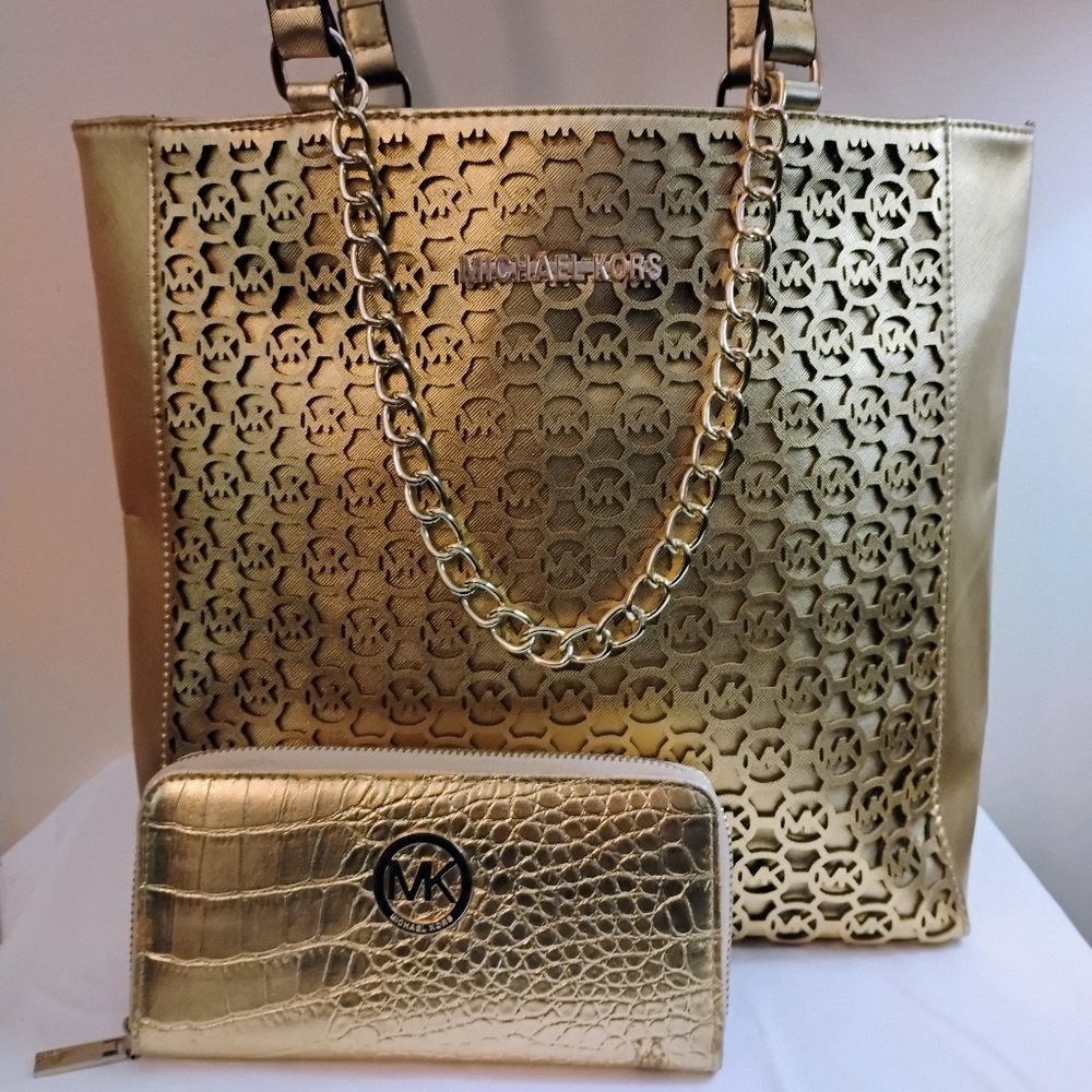 Michael Kors Metallic Gold Tote and Wallet Set (Faux) Still Is an Beautiful Set